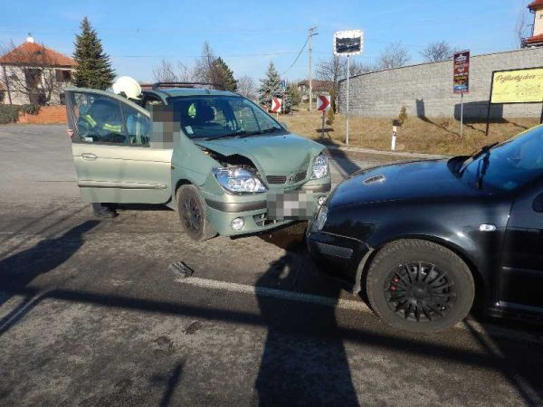 V obci Machulince sa zrazili dve osobné vozidlá, jedna osoba sa zranila.