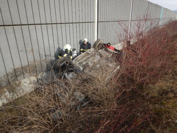 Pri Tesárskych Mlyňanoch sa osobné vozidlo prevrátilo na strechu, jedna osoba v ňom bola zakliesnená.