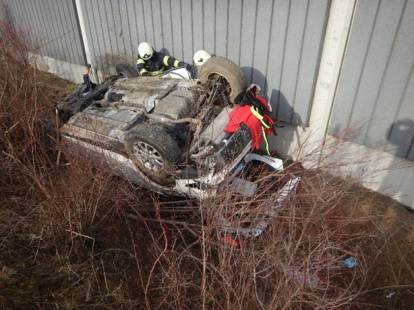Pri Tesárskych Mlyňanoch sa osobné vozidlo prevrátilo na strechu, jedna osoba v ňom bola zakliesnená.
