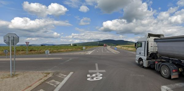 Pri Zlatých Moravciach na Prílepskej križovatke sa pri dopravnej nehode zranilo 6 ľudí.